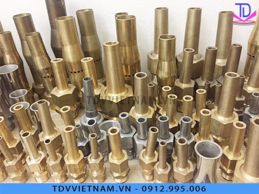 Vòi phun nước bằng đồng thường được lựa chọn trong các công trình