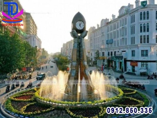 Đài phun nước cột đồng hồ giúp định hình trục không gian