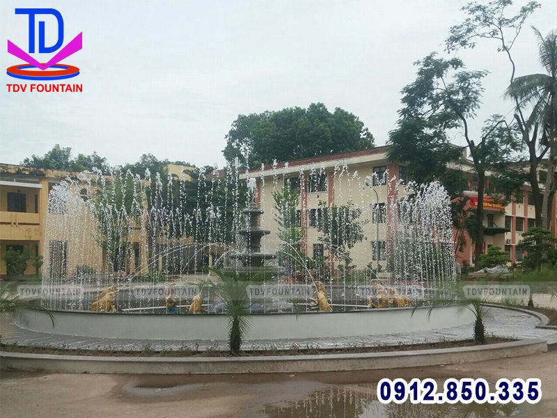Đài phun nước hình tròn khuôn viên trường Đại học