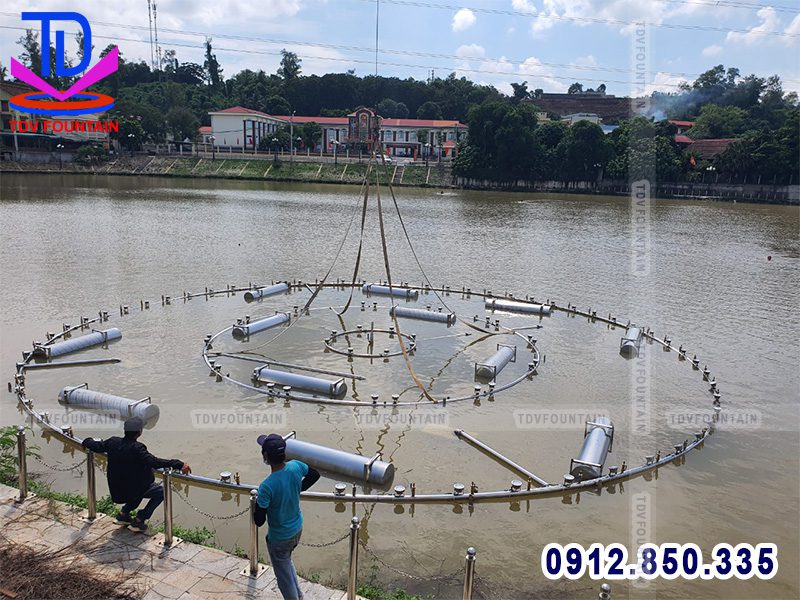 Hạ thủy giàn phun nước phao nổi tại Hòa Bình