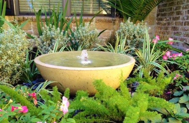 Lắp đặt một chiếc đài phun nước mini trong sân vườn sẽ giúp không gian trở nên mát mẻ và dễ chịu hơn. 