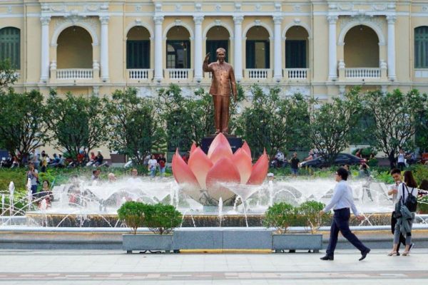 Đài phun nước hoa sen được lắp đặt tại khu vực quảng trường và phố đi bộ. 