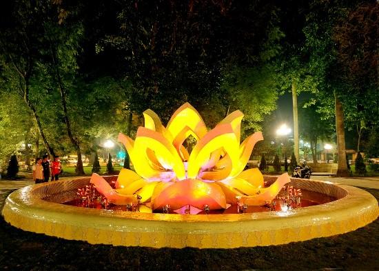 Đài phun nước hoa sen bằng đá. 