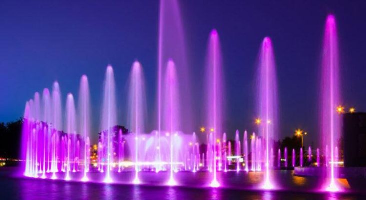 Đèn LED tạo hiệu ứng ánh sáng đẹp mắt cho đài phun nước.