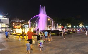 Khu vực đài phun nước thu hút trẻ em nhờ tiếng nước chảy và ánh sáng nhiều màu tại khu công viên.