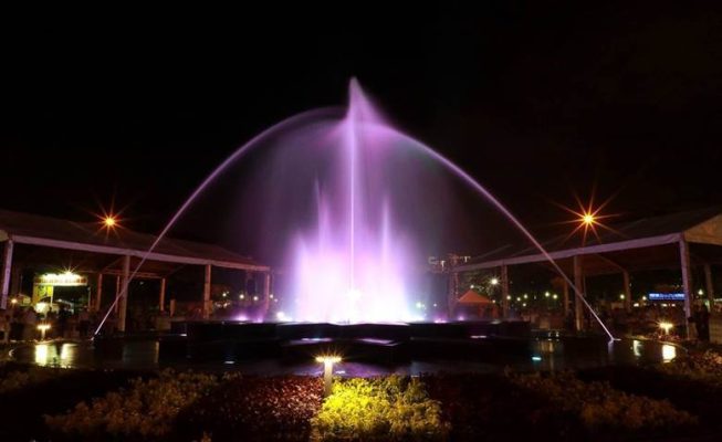 Đài phun nước công viên hồ Khánh Hội đặt tại số 210 Đường Số 48, Phường 5, Quận 4.