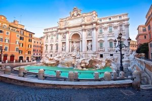 Đài phun nước Trevi bắt đầu từ thế kỷ 15, khi một đài phun nước nhỏ được xây dựng dưới thời Giáo Hoàng Nicholas V.