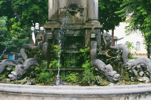 Vị trí nằm trong Vườn hoa Diên Hồng giúp đài phun nước con cóc trở thành điểm làm mát tự nhiên.