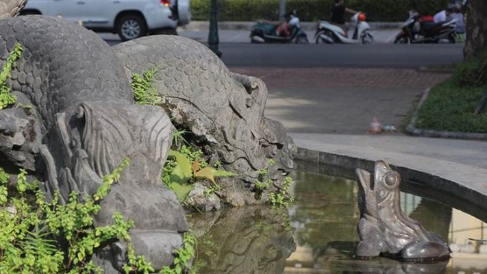 Các con cóc được tạo hình khỏe khoắn, đặt đều quanh đài phun nước, tạo thành vòng tròn đối xứng.