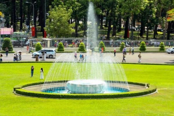 Đài phun nước Dinh Độc Lập là một trong những điểm nhấn cảnh trong Dinh Độc Lập.