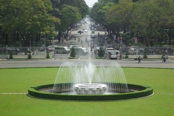 Vị trí trung tâm và thiết kế bắt mắt, đài phun nước Dinh Độc Lập là điểm check - in lý tưởng cho du khách.