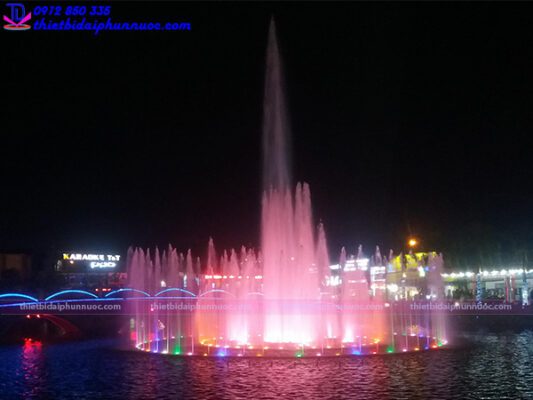 Đài phun nước nghệ thuật sông Hương với thiết kế bông hoa mai tinh tế