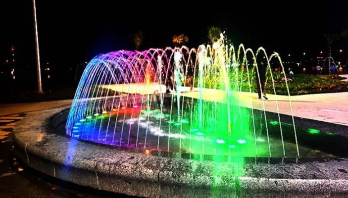 Đài phun nước nghệ thuật sông Hương là công trình trang trí cảnh quan, mang ý nghĩa sâu sắc về văn hóa.