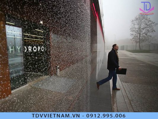 Vách nước trang trí là dạng màn nước tạo dòng chảy liên tục trên bề mặt kính, đá hoặc vật liệu trang trí khác.