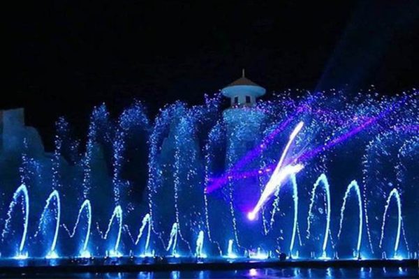Nhạc nước 3D mapping là hình thức trình diễn kết hợp giữa hệ thống phun nước nghệ thuật và công nghệ trình chiếu 3D.