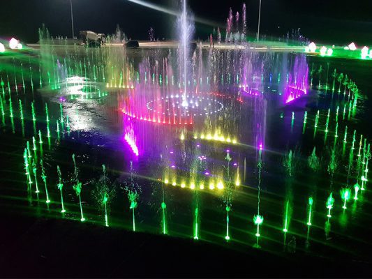 Nhạc nước hình cánh hoa dễ dàng hòa vào mặt nước rộng của hồ điều hòa