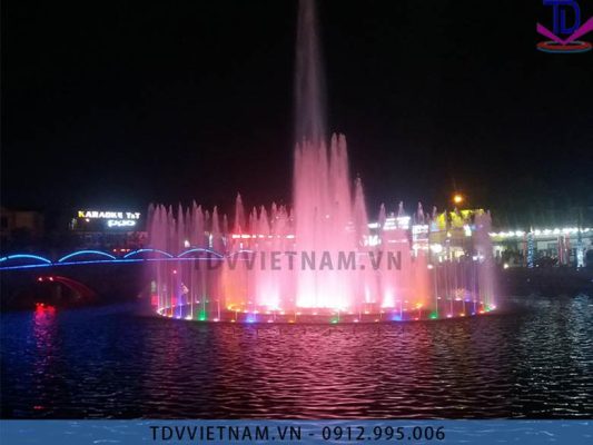 Tượng đài phun nước có thể kết hợp nhiều loại vòi phun khác nhau.