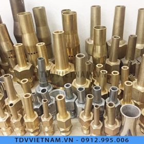 Vòi phun nước bằng đồng thường được lựa chọn trong các công trình