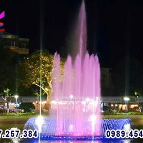 Thiết kế đồng bộ, tạo hình nổi bật giữa mặt hồ